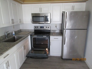 Delray Beach Kings Point. This 1-bedroom, 1.5-bath condo.Vinyl on Kings Point Golf -Flanders Way in Florida - for sale on GolfHomes.com, golf home, golf lot