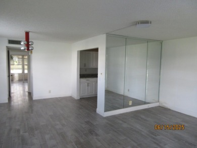 Delray Beach Kings Point. This 1-bedroom, 1.5-bath condo.Vinyl on Kings Point Golf -Flanders Way in Florida - for sale on GolfHomes.com, golf home, golf lot