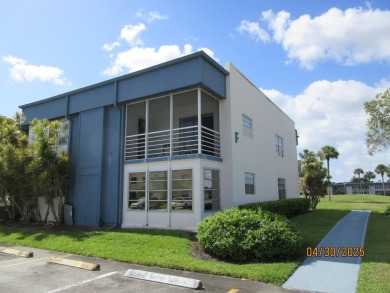Delray Beach Kings Point. This 1-bedroom, 1.5-bath condo.Vinyl on Kings Point Golf -Flanders Way in Florida - for sale on GolfHomes.com, golf home, golf lot