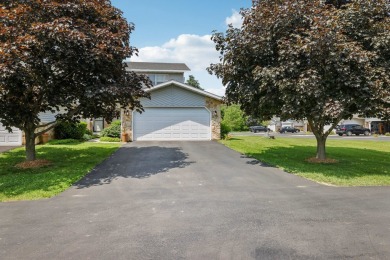 Wonderful, Cambridge/Lake Ripley area, end-unit, townhouse condo on Lake Ripley Country Club in Wisconsin - for sale on GolfHomes.com, golf home, golf lot