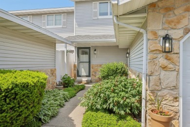 Wonderful, Cambridge/Lake Ripley area, end-unit, townhouse condo on Lake Ripley Country Club in Wisconsin - for sale on GolfHomes.com, golf home, golf lot