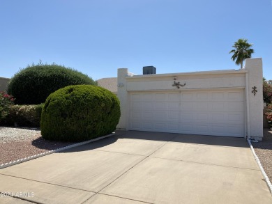 This spacious 2 bed 2 bath property offers a blend of potential on Cottonwood Country Club in Arizona - for sale on GolfHomes.com, golf home, golf lot