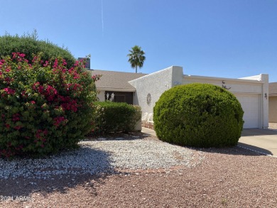Spacious 2 bed 2 bath , formal dining room, directly off the on Cottonwood Country Club in Arizona - for sale on GolfHomes.com, golf home, golf lot