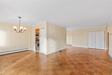 Commuter's dream! 3 bedrooms, 2 bathrooms with terrace on Scarsdale Golf Club in New York - for sale on GolfHomes.com, golf home, golf lot