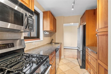 Commuter's dream! 3 bedrooms, 2 bathrooms with terrace on Scarsdale Golf Club in New York - for sale on GolfHomes.com, golf home, golf lot