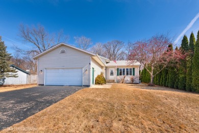 Spacious 4-bed, 2-full-bath and 1 half bath house located in the on Savannah Oaks Golf Club of Candlewick Lake in Illinois - for sale on GolfHomes.com, golf home, golf lot