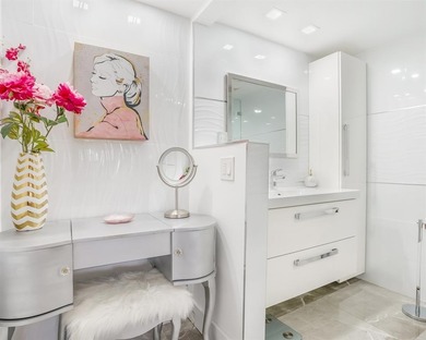 Gorgeous renovated 2 bed, 2 bath condo in all-ages Palm Aire on Palm-Aire Country Club and Resort - The Oaks in Florida - for sale on GolfHomes.com, golf home, golf lot