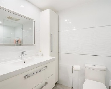 Gorgeous renovated 2 bed, 2 bath condo in all-ages Palm Aire on Palm-Aire Country Club and Resort - The Oaks in Florida - for sale on GolfHomes.com, golf home, golf lot