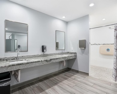 Gorgeous renovated 2 bed, 2 bath condo in all-ages Palm Aire on Palm-Aire Country Club and Resort - The Oaks in Florida - for sale on GolfHomes.com, golf home, golf lot