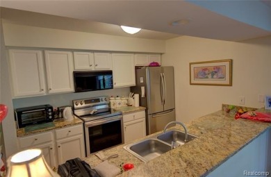 Fenton - A Must-See Condo!  2 Large Bedrooms, 2 Full Baths on Fenton Farms Golf Club in Michigan - for sale on GolfHomes.com, golf home, golf lot