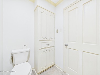 Welcome to 200 Vennard Avenue, a spacious 3-bedroom, 2.5-bath on Oakbourne Country Club in Louisiana - for sale on GolfHomes.com, golf home, golf lot