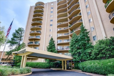 Beautiful condo in centrally located East Memphis! Updated with on Chickasaw Country Club in Tennessee - for sale on GolfHomes.com, golf home, golf lot