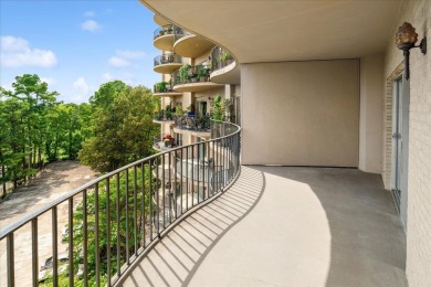 Beautiful condo in centrally located East Memphis! Updated with on Chickasaw Country Club in Tennessee - for sale on GolfHomes.com, golf home, golf lot