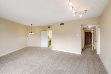 Beautiful condo in centrally located East Memphis! Updated with on Chickasaw Country Club in Tennessee - for sale on GolfHomes.com, golf home, golf lot