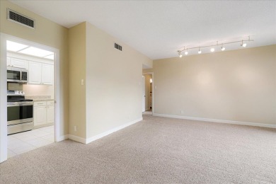 Beautiful condo in centrally located East Memphis! Updated with on Chickasaw Country Club in Tennessee - for sale on GolfHomes.com, golf home, golf lot