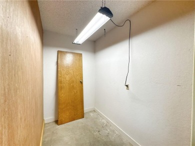 Discover this well-maintained 3 bed, 2 bath home located in a on Bella Vista Country Club - Scottsdale in Arkansas - for sale on GolfHomes.com, golf home, golf lot