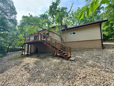 Discover this well-maintained 3 bed, 2 bath home located in a on Bella Vista Country Club - Scottsdale in Arkansas - for sale on GolfHomes.com, golf home, golf lot