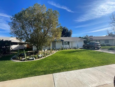 Beautiful 2 bedroom home on Sundale Golf Course with community on Sundale Country Club in California - for sale on GolfHomes.com, golf home, golf lot