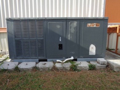 Take a look inside this extremely well maintained 1990, 2 bed/1 on YMCA Par 3 Home of the First Tee of Lakeland in Florida - for sale on GolfHomes.com, golf home, golf lot