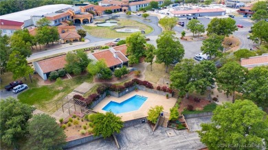 Fully furnished & move-in ready - PLUS seller is offering 3 on Seasons Ridge At Four Seasons in Missouri - for sale on GolfHomes.com, golf home, golf lot