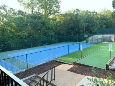 Fully furnished & move-in ready - PLUS seller is offering 3 on Seasons Ridge At Four Seasons in Missouri - for sale on GolfHomes.com, golf home, golf lot