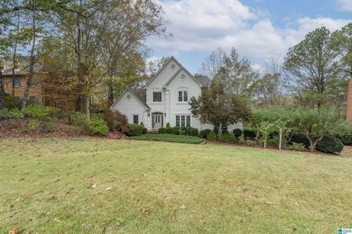 FANTASTIC HOME ON AN OVERSIZED LOT WITH BEAUTIFUL LANDSCAPING & on Riverchase Country Club in Alabama - for sale on GolfHomes.com, golf home, golf lot