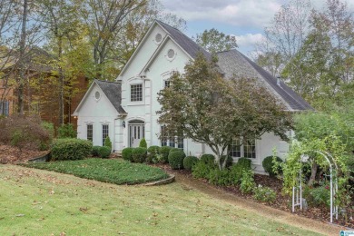 FANTASTIC HOME ON AN OVERSIZED LOT WITH BEAUTIFUL LANDSCAPING & on Riverchase Country Club in Alabama - for sale on GolfHomes.com, golf home, golf lot