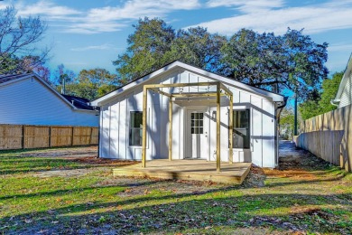 Meticulously remodeled with no HOA, this move-in ready property on Charleston Municipal Golf Course in South Carolina - for sale on GolfHomes.com, golf home, golf lot