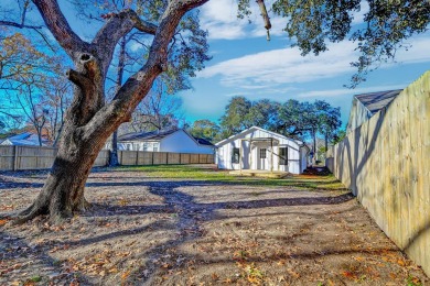 Meticulously remodeled with no HOA, this move-in ready property on Charleston Municipal Golf Course in South Carolina - for sale on GolfHomes.com, golf home, golf lot