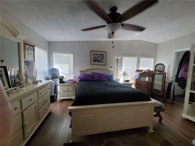 This beautifully maintained LARGE 2-bedroom 2 bath home in on Zellwood Station Country Club in Florida - for sale on GolfHomes.com, golf home, golf lot
