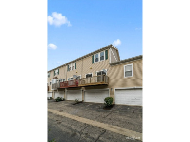 Live easy in this neat and clean condo in popular Orchard Valley on Orchard Valley Golf Course in Illinois - for sale on GolfHomes.com, golf home, golf lot