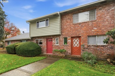 Modern Townhouse with Stunning Golf Course Views - Move-In on  in Oregon - for sale on GolfHomes.com, golf home, golf lot