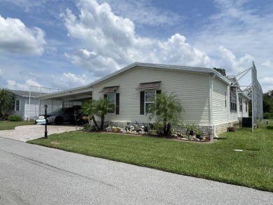 This three-bed, two-bath beauty is spacious and clean with on Four Lakes Golf Club in Florida - for sale on GolfHomes.com, golf home, golf lot