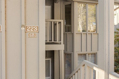 This 2 bedroom, 2 bath condo in Chestnut Cove at Highlands Falls on Highlands Falls Country Club in North Carolina - for sale on GolfHomes.com, golf home, golf lot