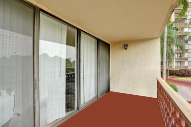 Spacious 2 bed, 2 bath condo with a private balcony and golf on Inverrary Country Club in Florida - for sale on GolfHomes.com, golf home, golf lot