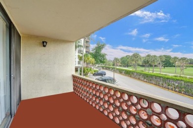 Spacious 2 bed, 2 bath condo with a private balcony and golf on Inverrary Country Club in Florida - for sale on GolfHomes.com, golf home, golf lot