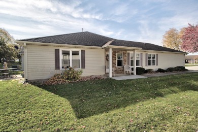 Comfortable, sought after END UNIT in Carillon! The spacious on The Links at Carillon in Illinois - for sale on GolfHomes.com, golf home, golf lot