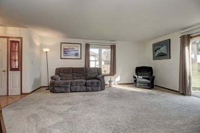 Comfortable, sought after END UNIT in Carillon! The spacious on The Links at Carillon in Illinois - for sale on GolfHomes.com, golf home, golf lot