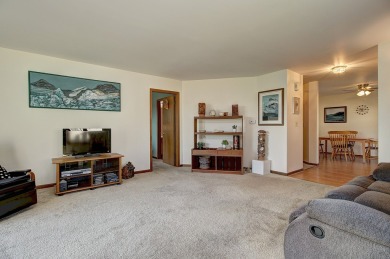 Comfortable, sought after END UNIT in Carillon! The spacious on The Links at Carillon in Illinois - for sale on GolfHomes.com, golf home, golf lot