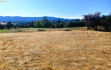 Prime building lot in a premier gated community, overlooking the on Oak Hills Golf Club / Umpqua Golf Resort in Oregon - for sale on GolfHomes.com, golf home, golf lot