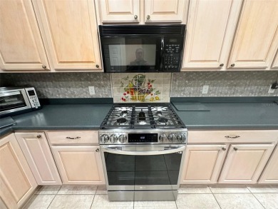 GREAT 3/2 CBS KINGSTON MODEL LOCATED IN CASTLE PINES ON A VERY on Eagle Ridge At Spruce Creek Country Club in Florida - for sale on GolfHomes.com, golf home, golf lot