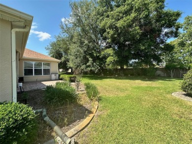 GREAT 3/2 CBS KINGSTON MODEL LOCATED IN CASTLE PINES ON A VERY on Eagle Ridge At Spruce Creek Country Club in Florida - for sale on GolfHomes.com, golf home, golf lot