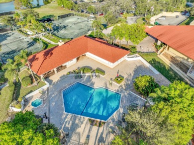 Meticulously Maintained 3BR/3BA  plus den Pool Home in Meadowood on Meadowood Golf and Tennis Club in Florida - for sale on GolfHomes.com, golf home, golf lot