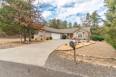 This 3-bedroom, 2-bath home in the Isabella neighborhood of Hot on Isabella Golf Course  in Arkansas - for sale on GolfHomes.com, golf home, golf lot
