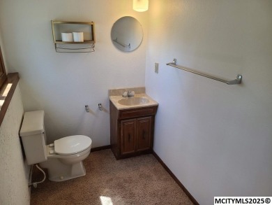 Great 3 bedroom, 1.5 bath split level home with an attached 2 on Linn Grove Country Club in Iowa - for sale on GolfHomes.com, golf home, golf lot