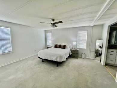 LAKEFRONT, SELLER IS VERY MOTIVATED, BRING ALL OFFERS! Home is on Water Oak Country Club Estates in Florida - for sale on GolfHomes.com, golf home, golf lot