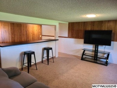 Great 3 bedroom, 1.5 bath split level home with an attached 2 on Linn Grove Country Club in Iowa - for sale on GolfHomes.com, golf home, golf lot