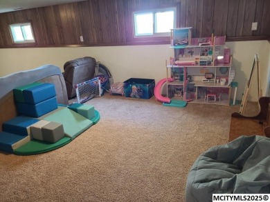 Great 3 bedroom, 1.5 bath split level home with an attached 2 on Linn Grove Country Club in Iowa - for sale on GolfHomes.com, golf home, golf lot