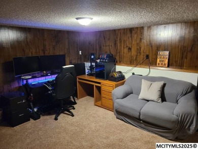 Great 3 bedroom, 1.5 bath split level home with an attached 2 on Linn Grove Country Club in Iowa - for sale on GolfHomes.com, golf home, golf lot