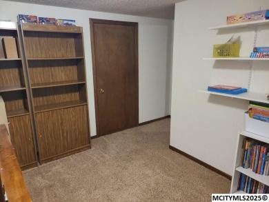 Great 3 bedroom, 1.5 bath split level home with an attached 2 on Linn Grove Country Club in Iowa - for sale on GolfHomes.com, golf home, golf lot